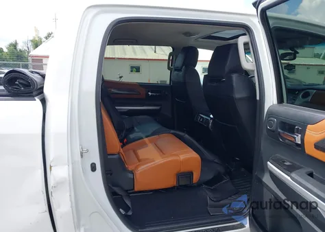 2017 Toyota Tundra 1794 5.7L V8 z USA, uszkodzony, nr VIN 5TFAW5F17HX640533